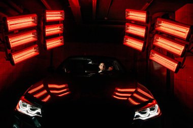 arabanın arkasına seramik parlatma ayakta tedavi için kırmızı lambalar