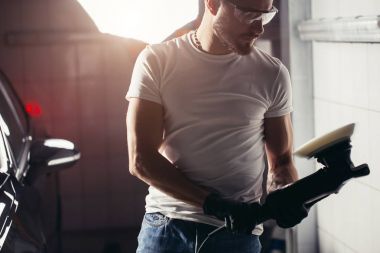 makinist işçisi hazırlamak güç arabellek makine tarafından araba parlatma için