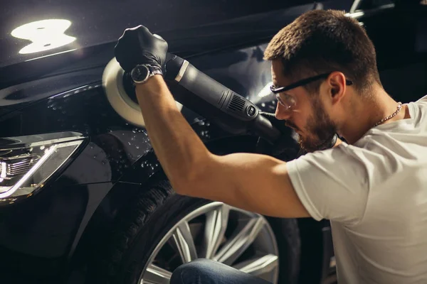 汽车修理厂-在汽车修理车间的人与轨道抛光机。选择性焦点. — 图库照片
