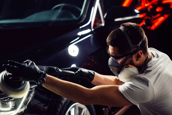 Détail de voiture - homme avec polisseuse orbitale dans l'atelier de réparation automobile. Concentration sélective . — Photo