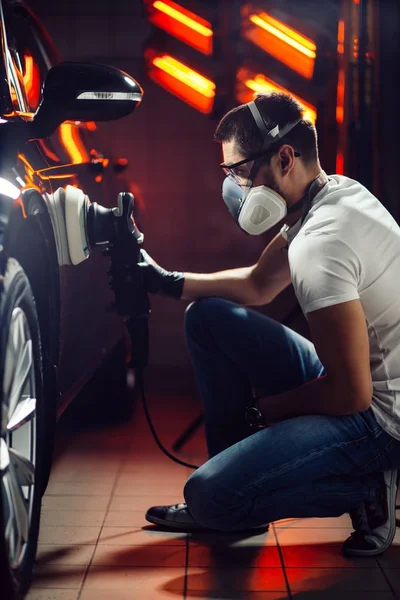 Auto-Detaillierung - Mann mit Orbitalpolierer in der Autowerkstatt. Selektiver Fokus. — Stockfoto