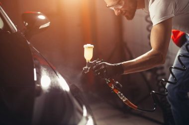 Oto yıkama ve boya iş seramik kaplama ile. Araba için vernik püskürtme.