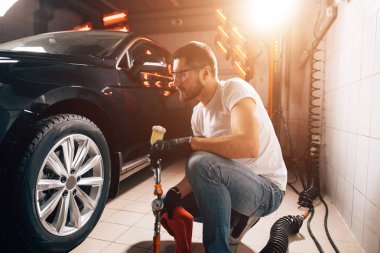 Personel koruyucu maske ve gözlük işyerinde giymek