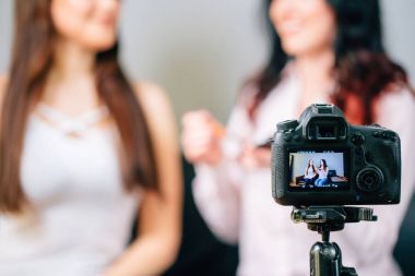 fotoğraf makinesi ekranında istemciden makyaj yapıyor kadın blogger