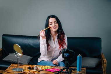 kadın bloggblogging, teknoloji, videoblog, makyaj ve insanlar kavramı