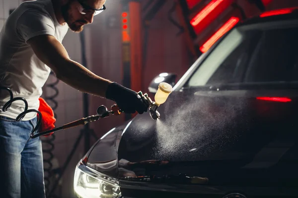 Entreprise de lavage et de revêtement de voiture avec revêtement céramique Vernis à pulvériser sur la voiture . — Photo