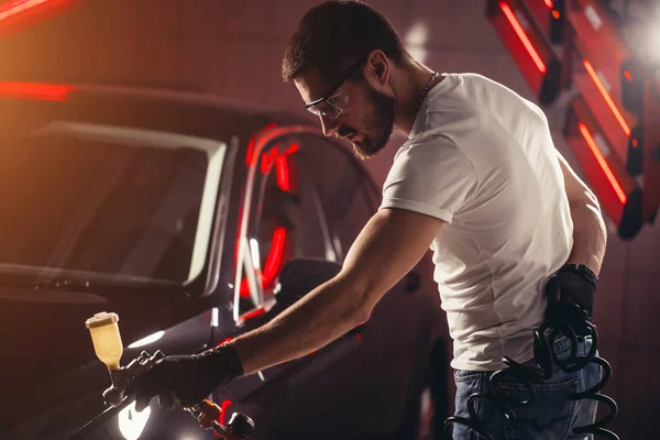 Empresa de lavado y recubrimiento de automóviles con recubrimiento cerámico. . — Foto de Stock