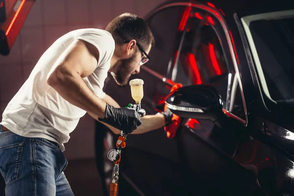 Lavagem de carro e negócios de revestimento com revestimento cerâmico. Verniz de pulverização para carro . — Fotografia de Stock