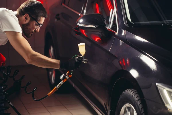 Entreprise de lavage et de revêtement de voiture avec revêtement céramique Vernis à pulvériser sur la voiture . — Photo