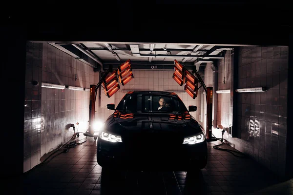 Lámparas para secar el revestimiento de cerámica están detrás del coche — Foto de Stock