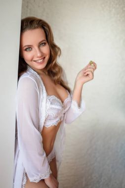 Güzel genç kız seksi beyaz iç çamaşırı