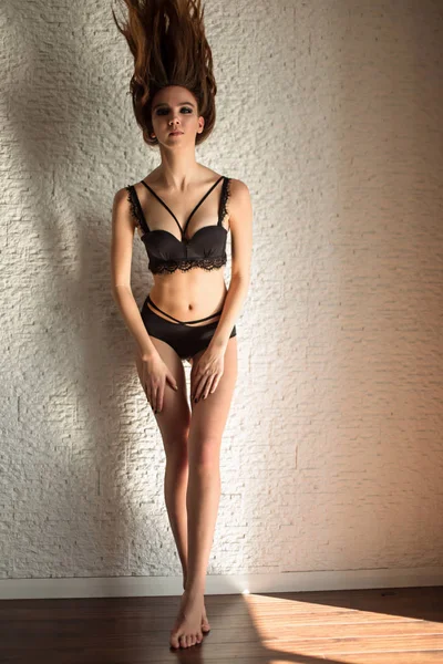 Jovem, mulher sexy com corpo quente posando em lingerie — Fotografia de Stock