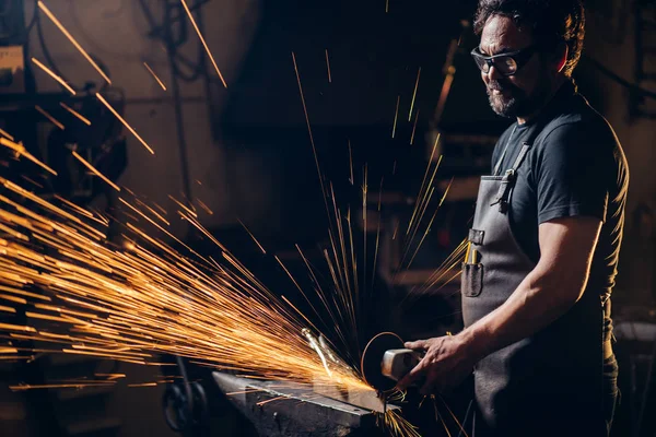 açı değirmeni kullanan adam kıvılcım