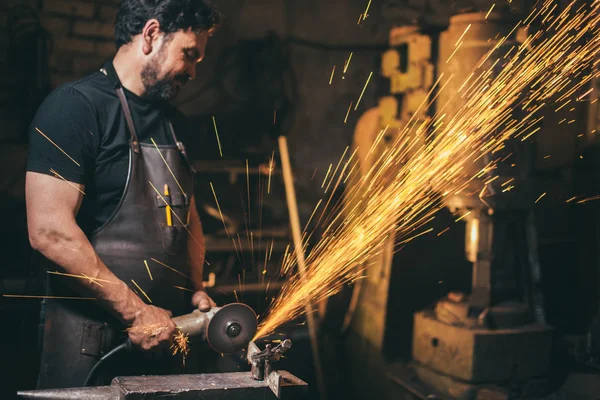 Hombre usando chispas amoladora angular —  Fotos de Stock