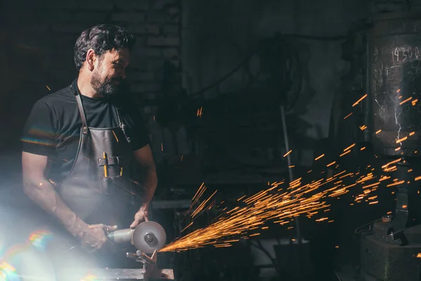 Amoladoras eléctricas de metal con muchas chispas afiladas, con espacio confinado —  Fotos de Stock