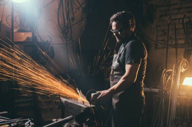 açı değirmeni kullanan adam kıvılcım