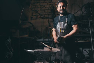 dostum fabrika ve fırlatma açısı değirmeni kullanarak kıvılcımlar