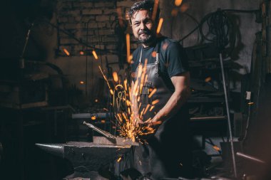 açı değirmeni kullanan adam kıvılcım
