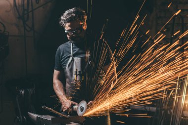 açı değirmeni kullanan adam kıvılcım