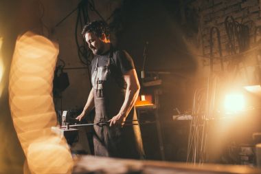 Demirci çalışma metal demirhane örs çekiç ile