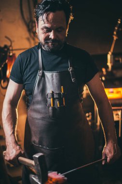 Üst düzey demirci smithy örs üzerinde erimiş metal dövme.