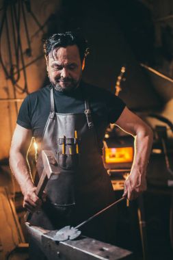 el ile smithy kıvılcım havai fişek ile örs üzerinde erimiş metal dövme demirci