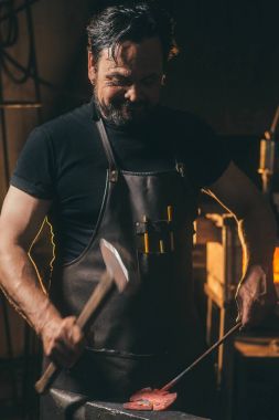 Smithy örs üzerinde erimiş metal dövme demirci.