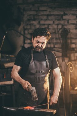 Demirci çalışma metal demirhane örs çekiç ile