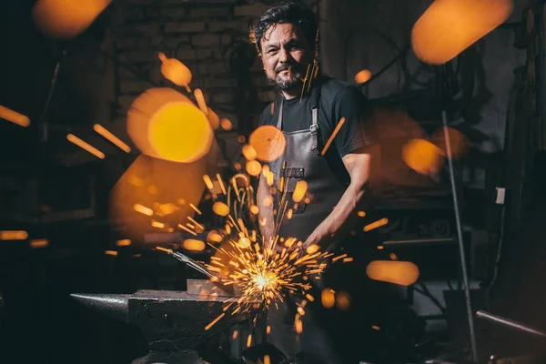 Elektrische Grinders metaal met veel scherpe vonken, met beperkte ruimte — Stockfoto