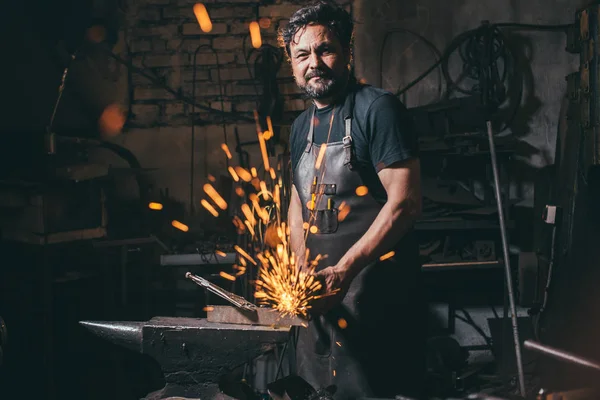 Mann benutzt Winkelschleifer in Fabrik und wirft Funken in Kamera — Stockfoto