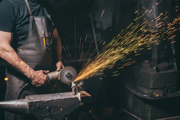 Pria Menggunakan Angle Grinder di Pabrik dan melemparkan percikan api — Stok Foto