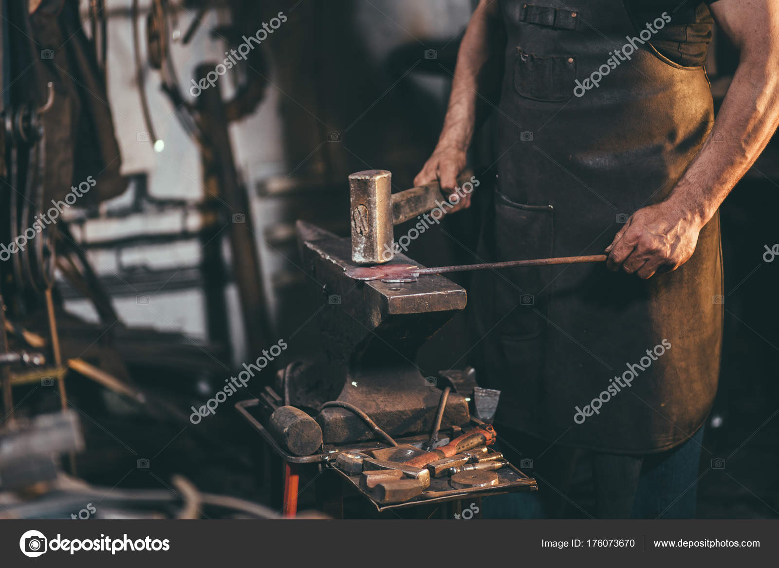 Кузнец в кузнице. У кузницы стояло. Блэксмит кузнец оружейник. Zeni li кузнецам. Кузнец и подкова.