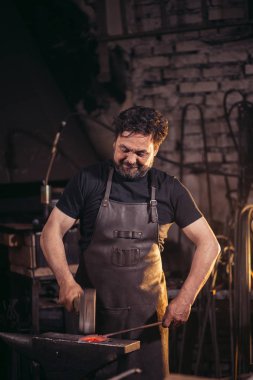 Demirci çalışma metal demirhane örs çekiç ile