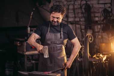 Üst düzey demirci smithy örs üzerinde erimiş metal dövme.