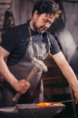Smithy örs üzerinde erimiş metal dövme demirci.