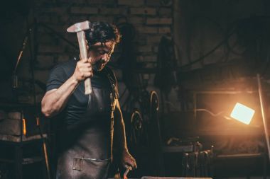 Smithy örs üzerinde erimiş metal dövme demirci.