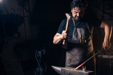 Üst düzey demirci smithy örs üzerinde erimiş metal dövme.