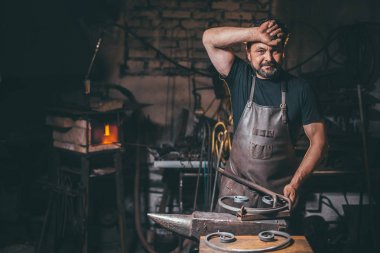 Demirci Atölyesi ter silmek