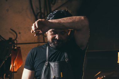 Demirci Atölyesi ter silmek