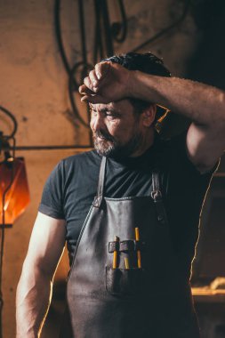 Demirci Atölyesi ter silmek