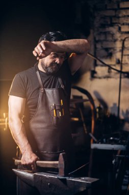 Demirci Atölyesi ter silmek