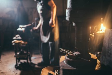 erkek demirci çekiç makine atölyesinde metal şekillendirme