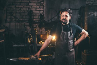 Smithy içinde üst düzey demirci.