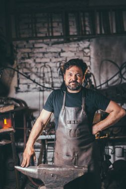 Smithy içinde üst düzey demirci.