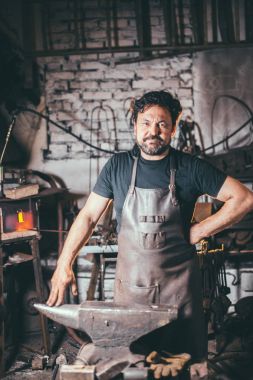 Serin demirci portre atölye