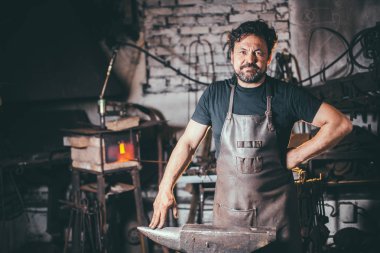 metal örs üzerinde çalışmak hazırlanıyor demirci portresi