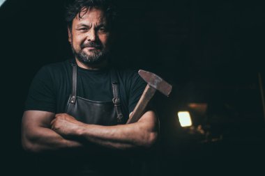 Smithy içinde üst düzey demirci.