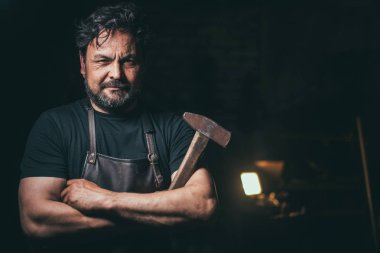 Serin demirci portre atölye