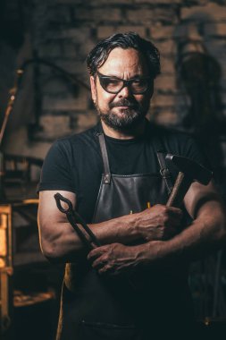 Smithy içinde üst düzey demirci.