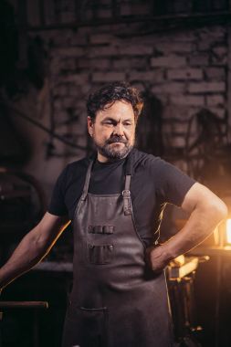 Smithy içinde üst düzey demirci.